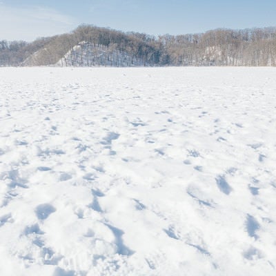 凍った網走湖の上の写真