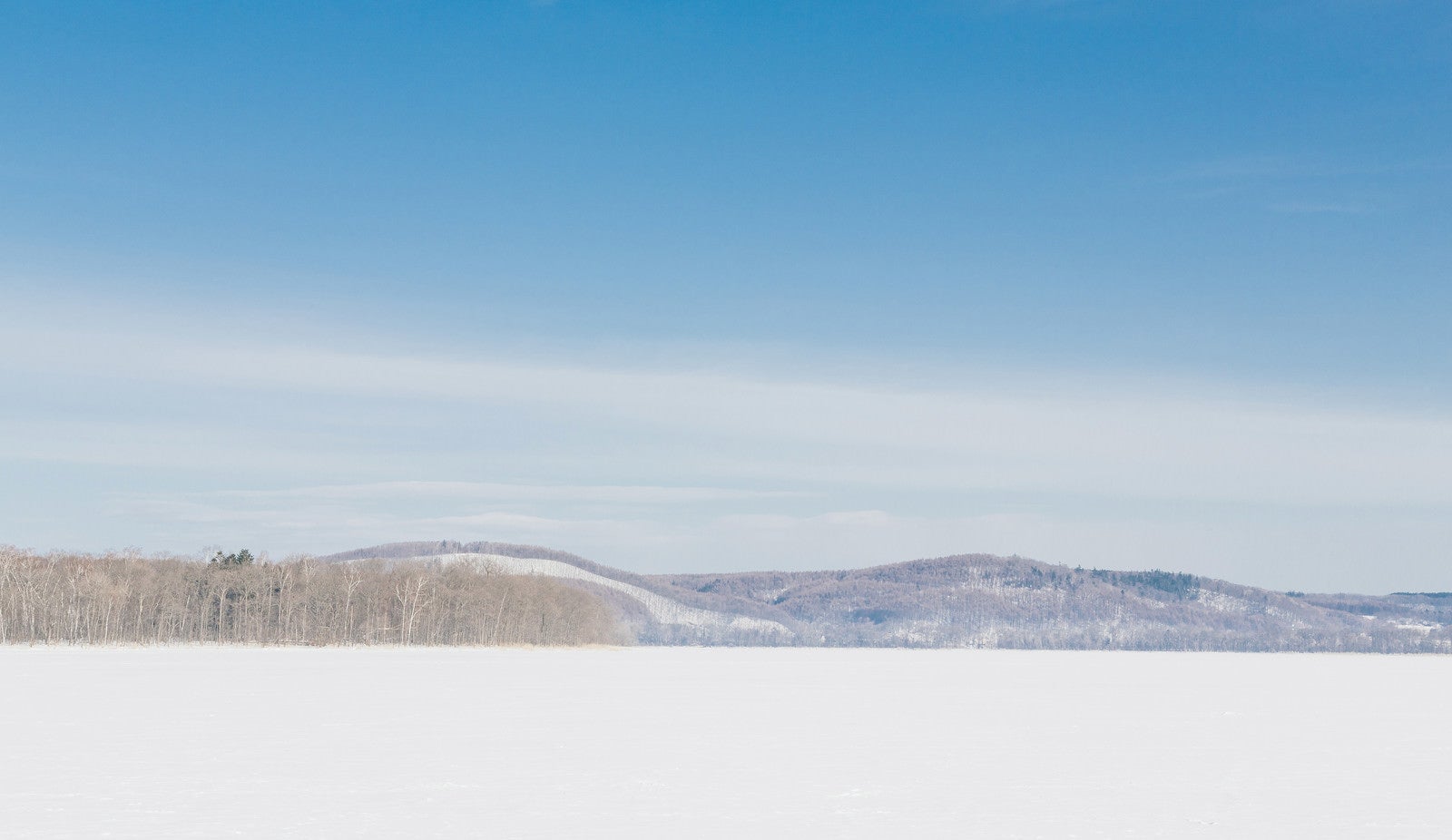 「冬の網走湖からの景観」の写真