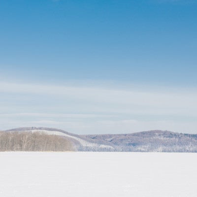 冬の網走湖からの景観の写真