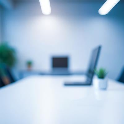 採光窓から光が入る会議室風のコワーキングスペース環境の写真