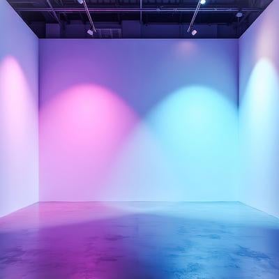 照明演出で飾られたギャラリースペースの写真