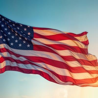 屋外で風になびくアメリカ国旗の掲揚風景の写真