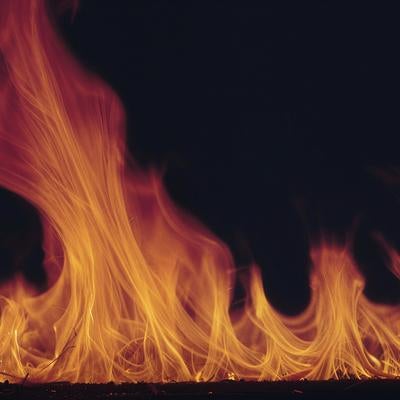 赤と黄色に燃え上がる炎上表現の炎調エフェクトの写真