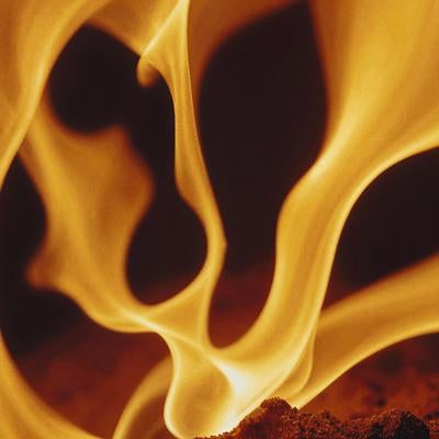 黄色と赤色の炎が舞う、立ち上る火炎の流れと燃焼の情景の写真