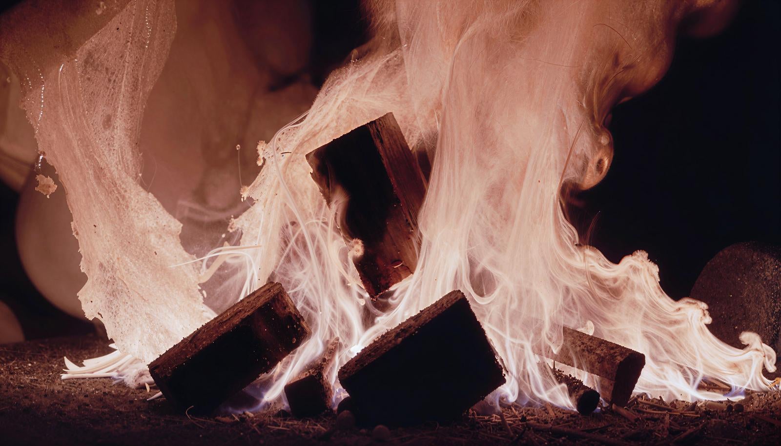 白い炎が舞う木炭の燃焼風景、キャンプファイヤー調