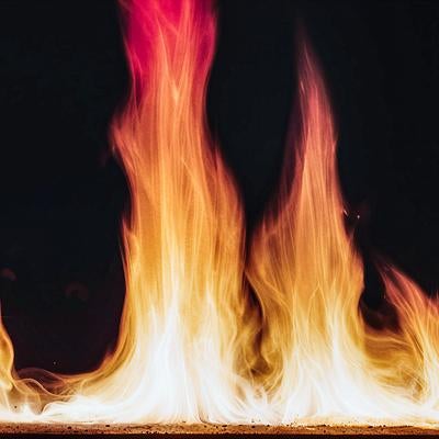 白から赤へグラデーションする炎が立ち上る炎上風の表現の写真