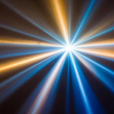 青とオレンジの光跡が放射状に広がるエフェクト調の背景の写真