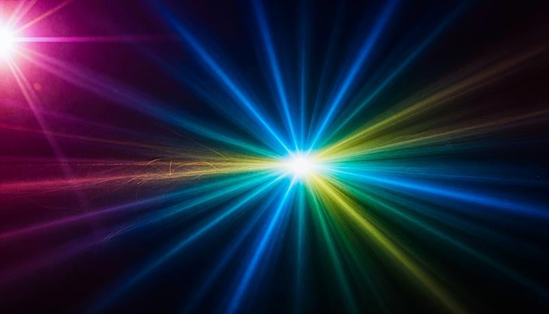虹色に輝く光線が放射状に広がる光跡エフェクト背景