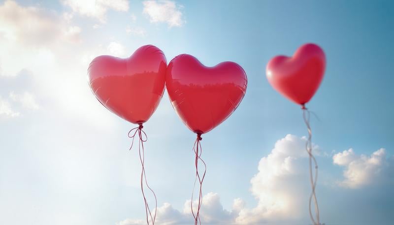 晴天の空を背景にしたハート風船の写真
