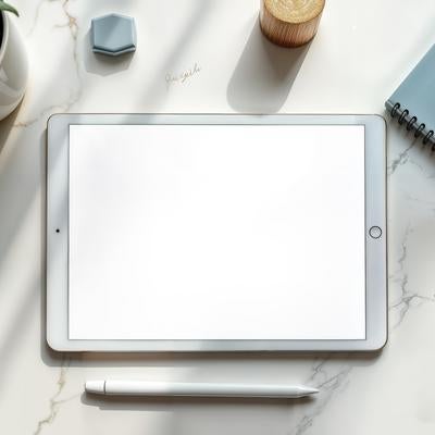 デスクに置かれたタブレットとペンの写真