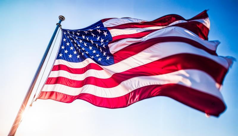 青空にはためく星条旗の写真
