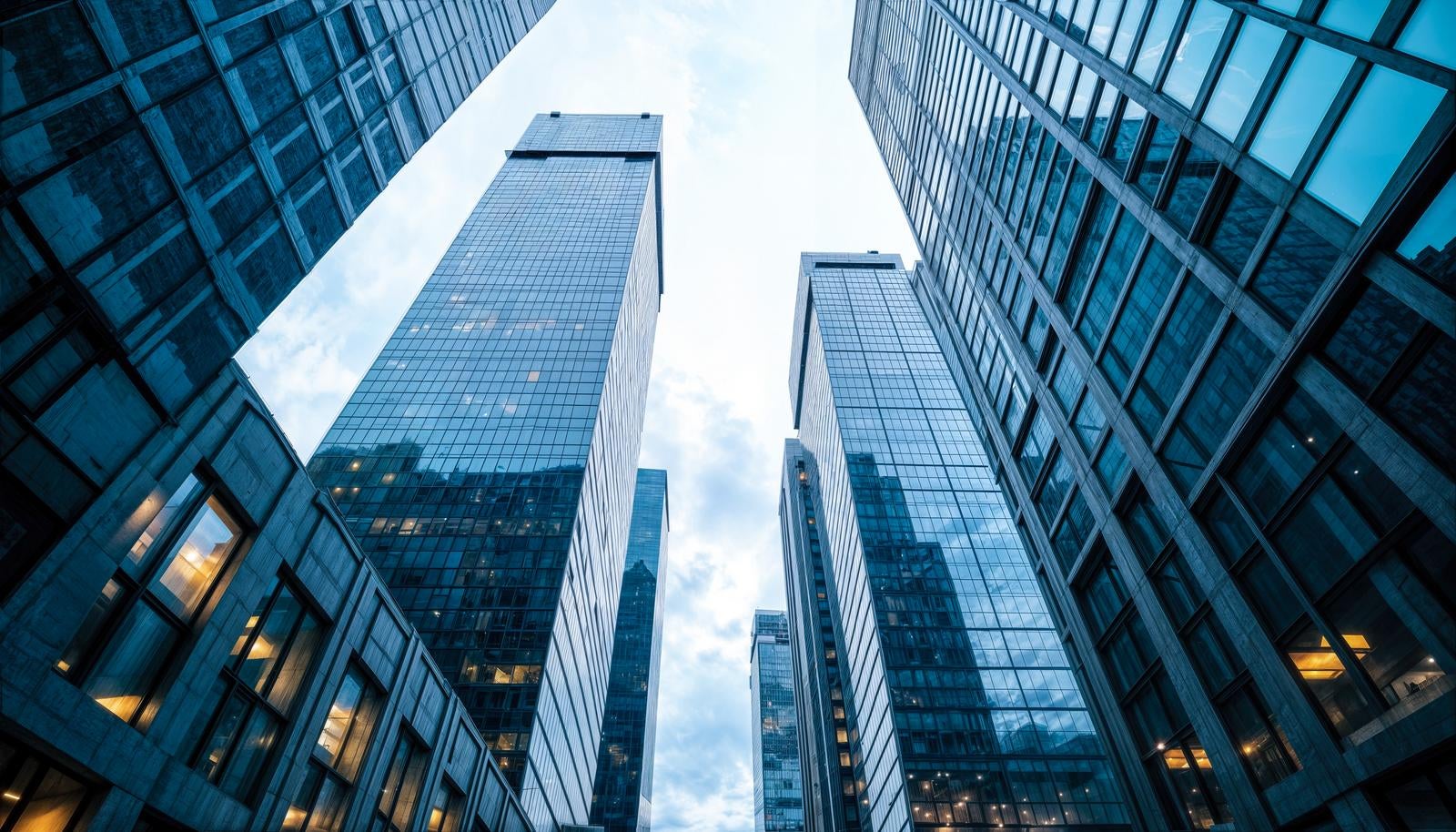 ガラス張りの高層ビルを地上から見上げたローアングルのAI画像