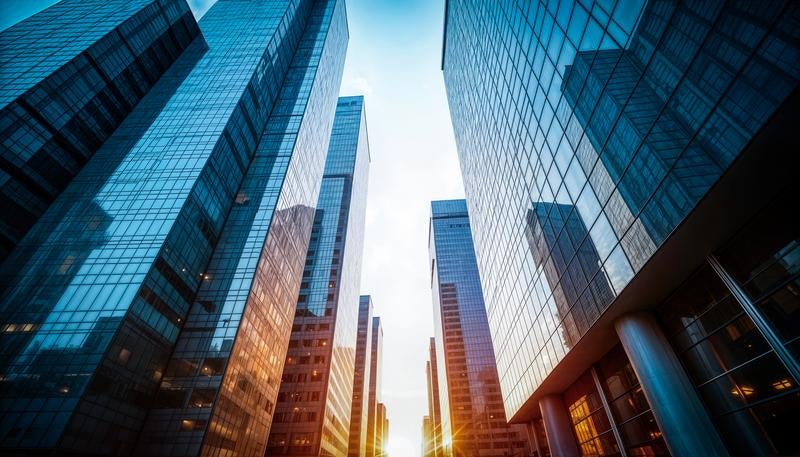 見上げたガラス張りの高層ビル群