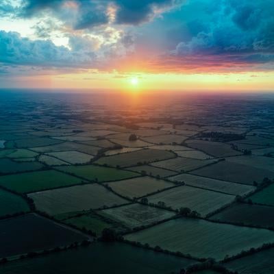 夕焼けに染まる田園地帯の空撮の写真