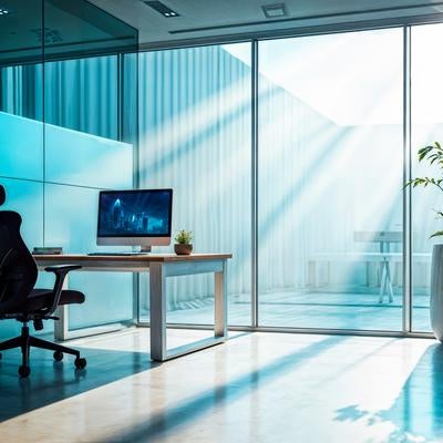 日差しが差し込むオフィスのデスクの写真