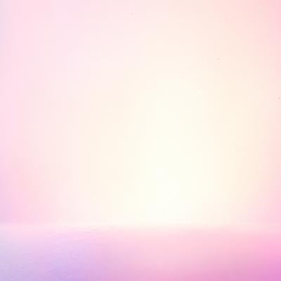 ピンクと白の淡いグラデーション背景の写真