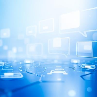 SNSの吹き出しが飛び交うネットワークの写真