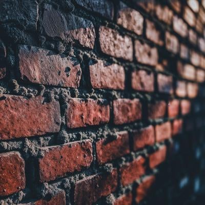 赤レンガの壁を斜めから見たクローズアップの写真