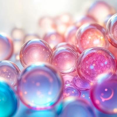 パステルカラーのガラス玉のような泡の写真