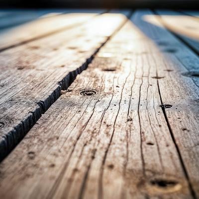 経年劣化した木の板の写真