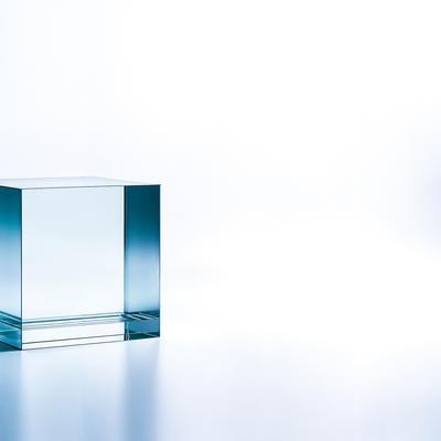 白背景に置かれた透明なアクリルキューブの写真
