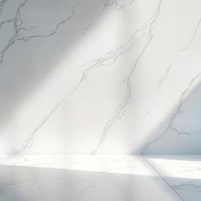 光が差し込む白い大理石の空間の写真