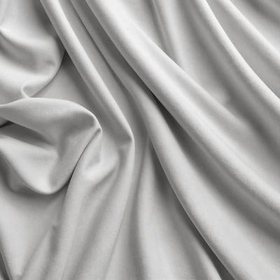 光と影が映える白いシルク風布地の写真