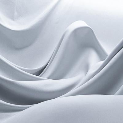 白いシルク調の布地の写真