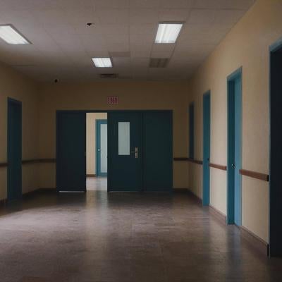 集合住宅の廊下にある濃紺のドアの写真