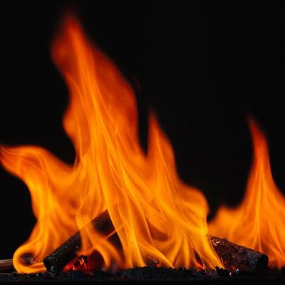 焚き火の炎の写真