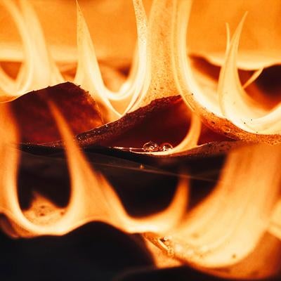 赤と黄色に燃え盛る炎のしぶきと火の勢いの写真