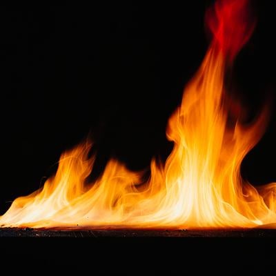 燃える火柱の炎、白から赤へのグラデーションの写真