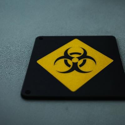 黒いバイオハザードマークの警告板の写真