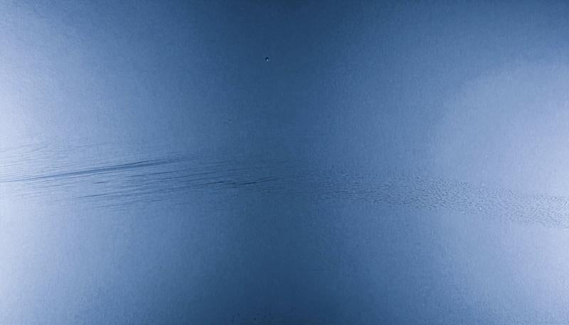 傷がついた青い表面のテクスチャーの写真