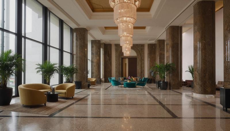 高級ホテルの広々としたロビー