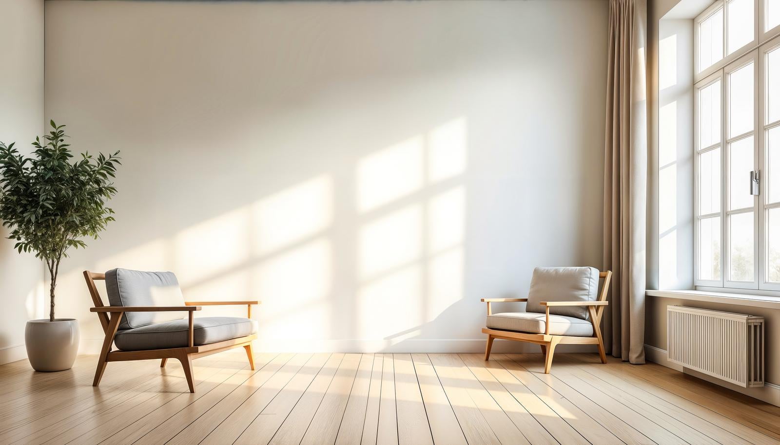 白い壁とフローリングのリビングに木製チェアが2脚あり窓から日差しが差し込んでいる