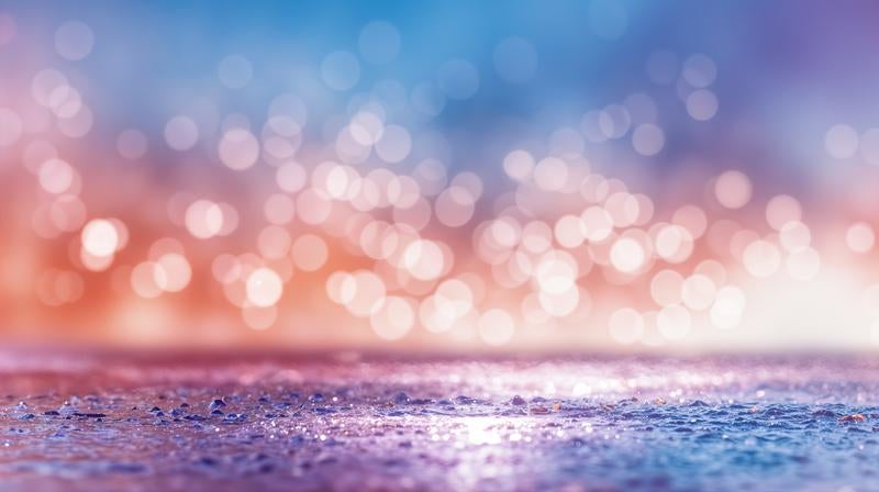 オレンジからブルーへ変化する夕空と水面の玉ボケの写真