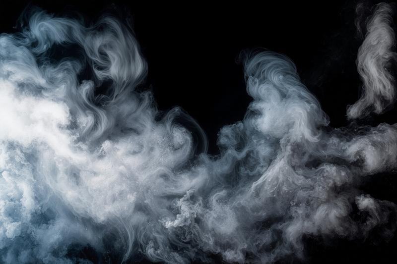 黒背景に立ち上る白い煙の写真