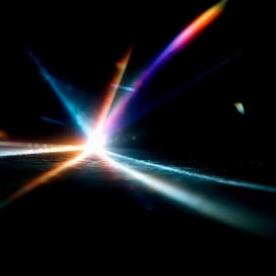 中心から放射状に伸びる虹色の光線エフェクトの写真