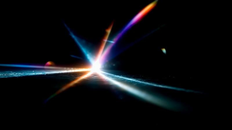 中央の高輝度部から伸びる細いスリット光の写真