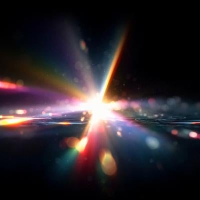 色とりどりの光が重なり合う虹色のレンズフレアの素材