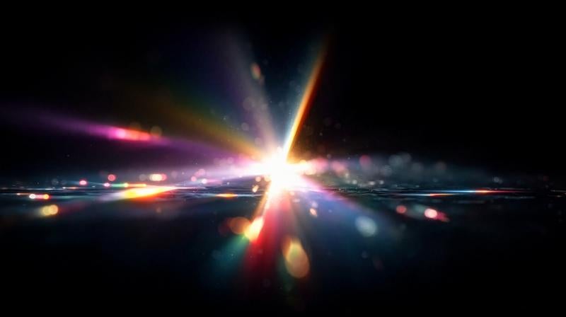 色とりどりの光が重なり合う虹色のレンズフレアの写真
