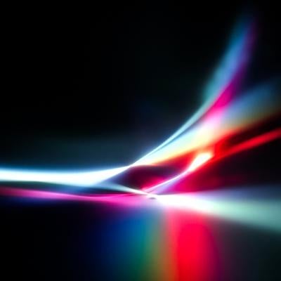 漆黒に交わるしなやかな光の帯の写真