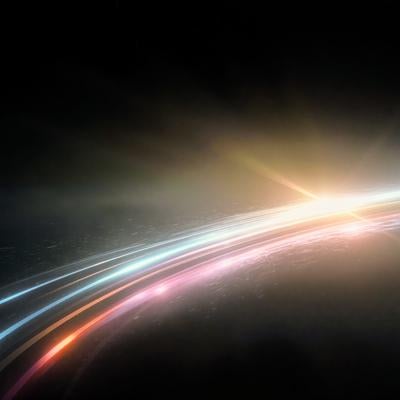 暗闇の中から地平線のように描く弧の光の写真