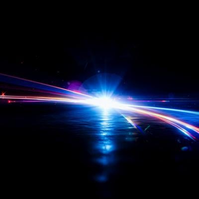 四方に広がる青白い光源の写真