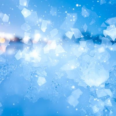 氷の結晶と光が輝く背景の写真