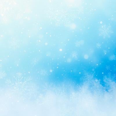 静けさが漂う青い雪景色の写真