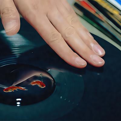 レコード盤を操作するDJの手元とミキサーのディテールの写真