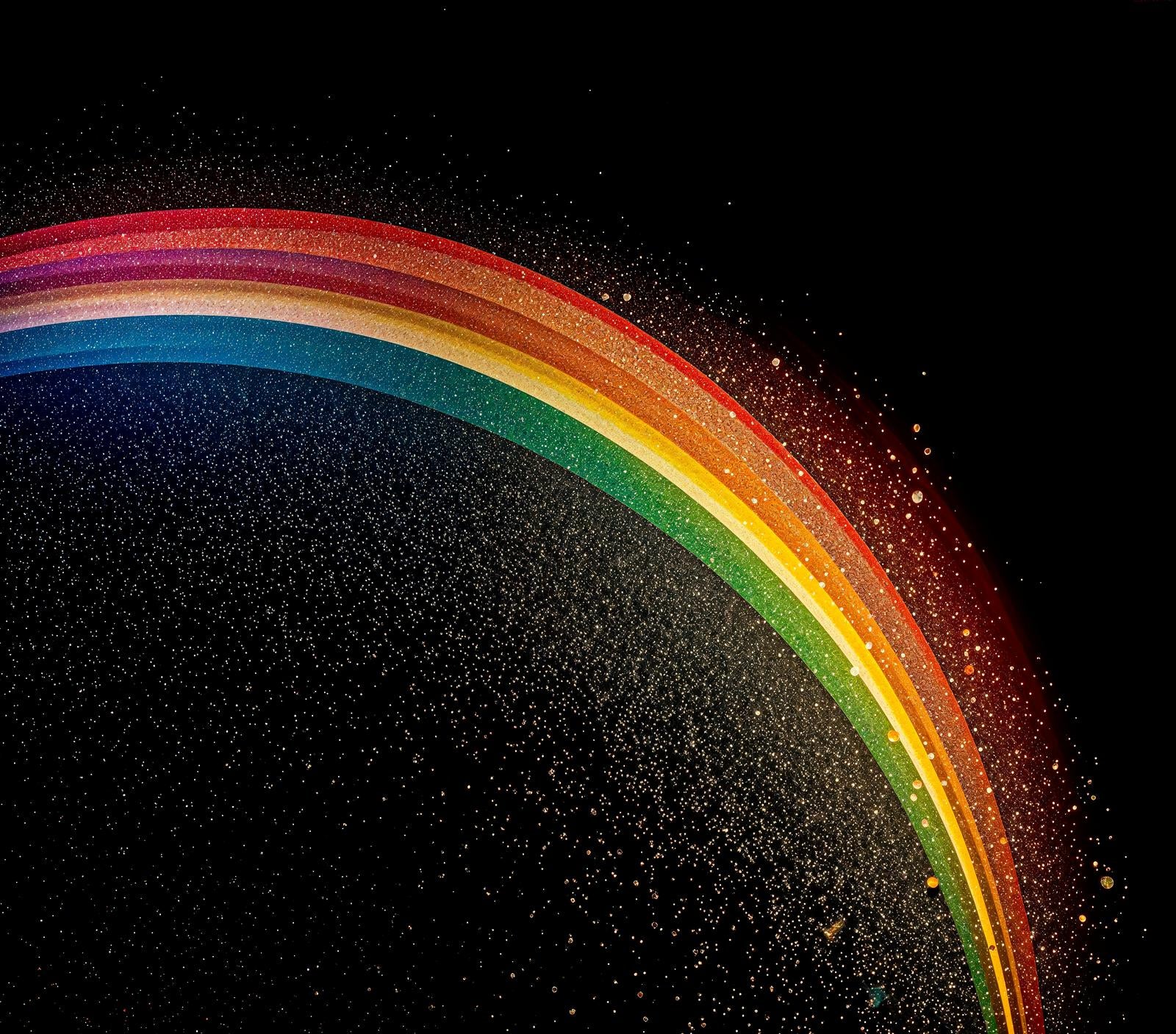 「黒い背景に輝く虹色のアーチ」の写真