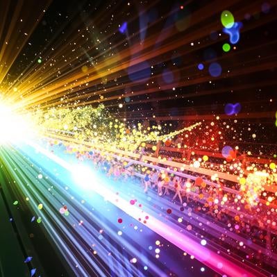 虹色に放射する光線とエネルギー粒子の写真